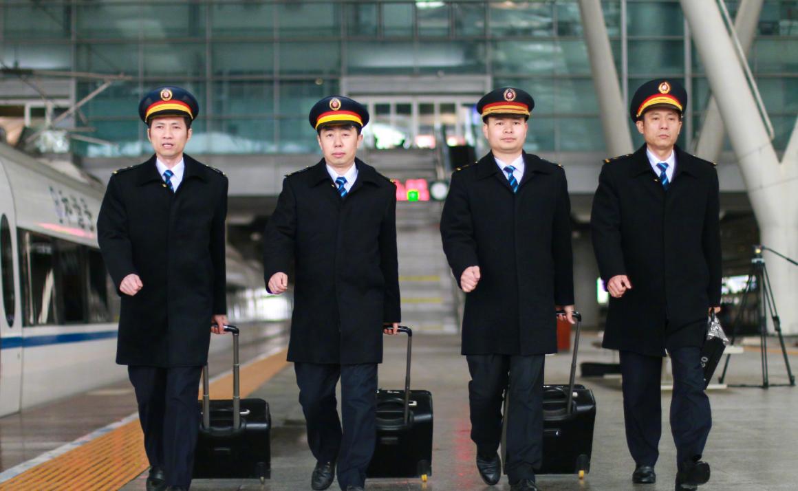 高铁司机每月工资多少钱,高铁司机一般工资多少