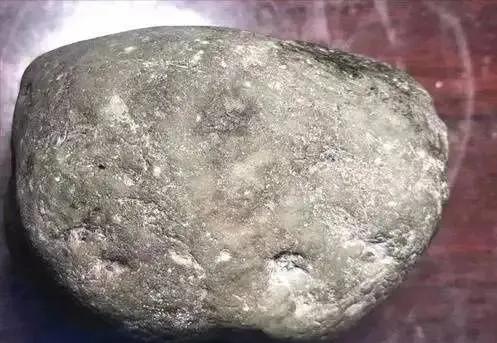 88万玻璃种原石,168万买原石一刀切出蛛网裂