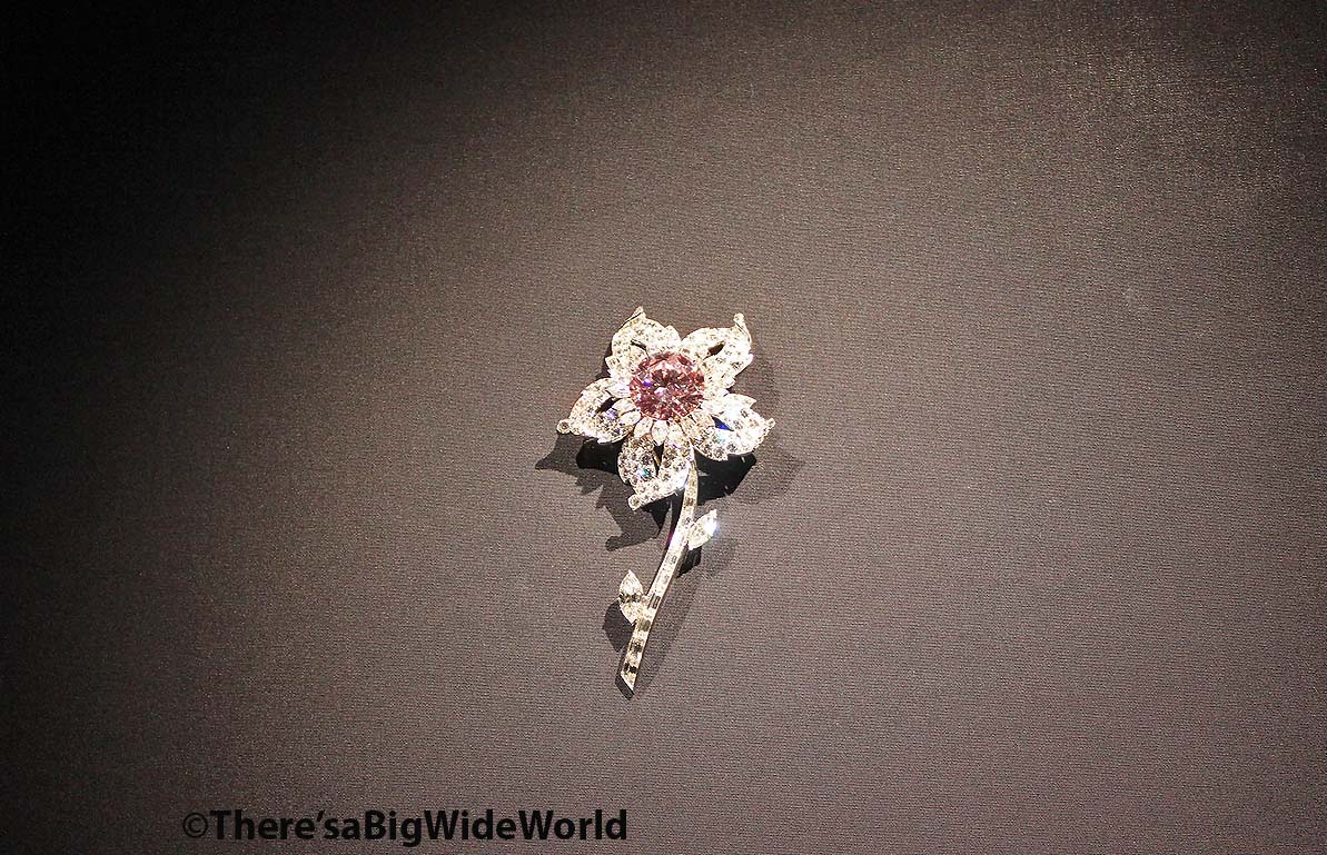 粉红美钻送公主，成全莉莉贝特少女心，女王的这枚花型胸针不简单