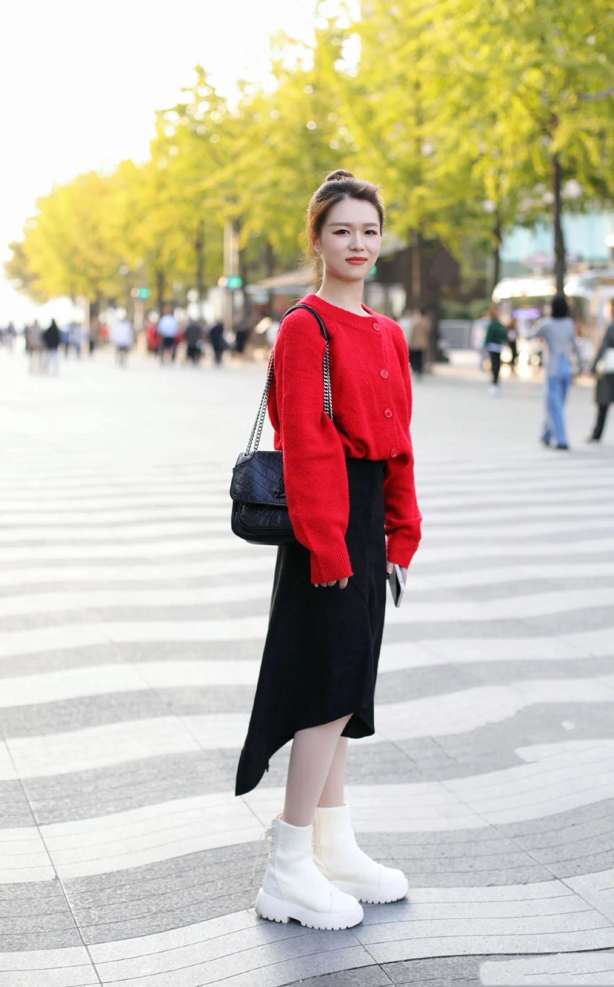 最近流行的街头大牌包包街拍,看包包推荐品牌