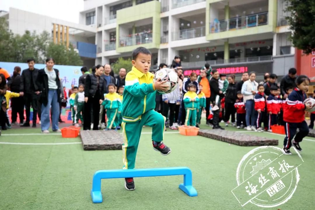 报道足球嘉年华幼儿园,足球嘉年华活动通知幼儿园