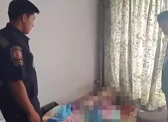 广东肇庆男子一边充电一边玩手机,泰男子