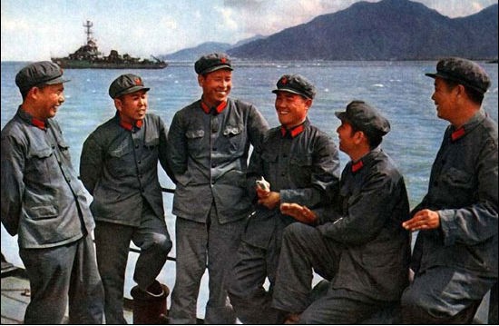 难忘74式军服——海军恢复水兵服，女兵穿上了裙子