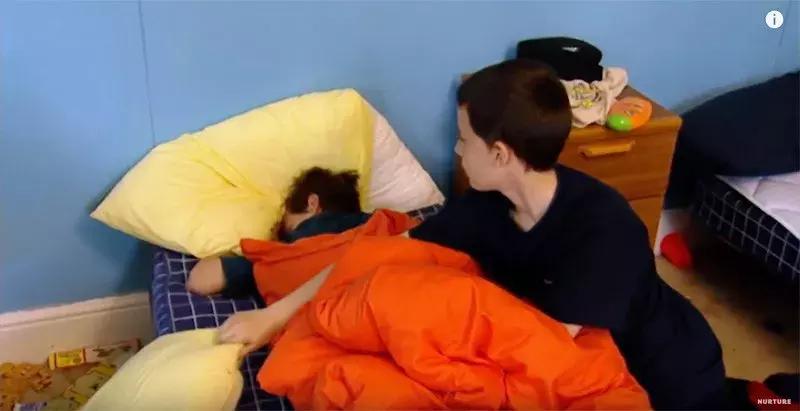 没有大人管的小孩子,没有大人管的孩子