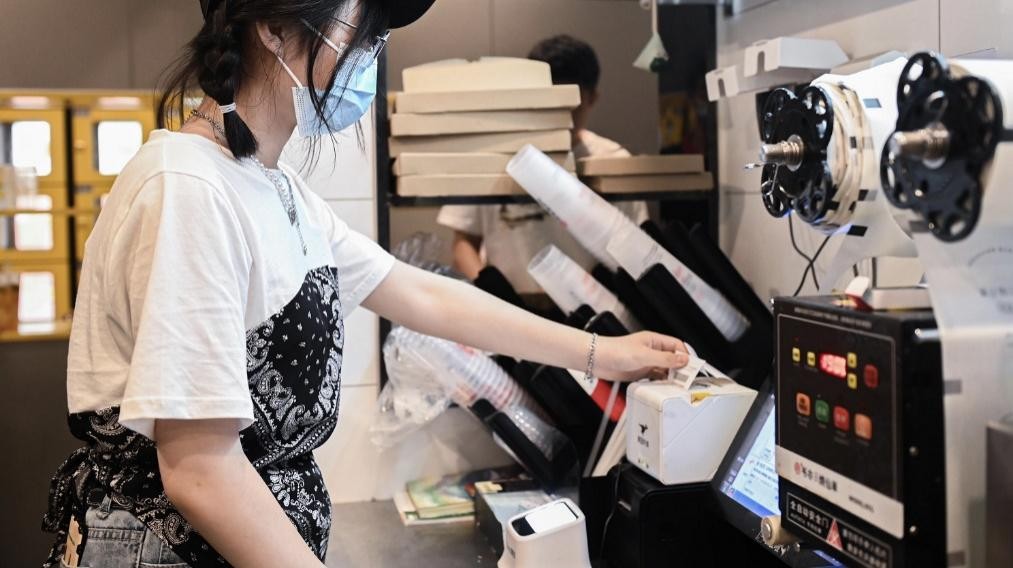 帮助骑手解决人等餐难题，美团外卖数字化硬件改善骑手配送体验