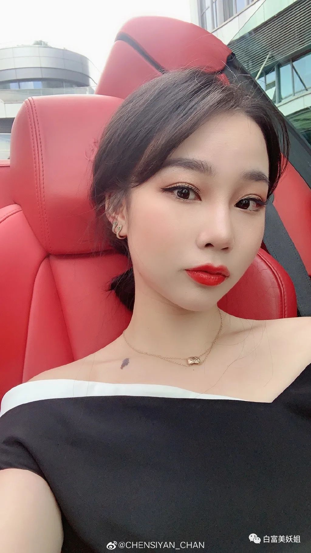 拜佛名媛翻车啦，背景被人扒底朝天