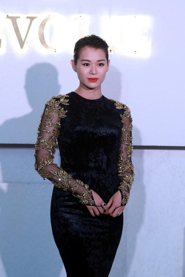 胡杏儿港风侧背头穿大红礼服,胡杏儿吊带裙图片