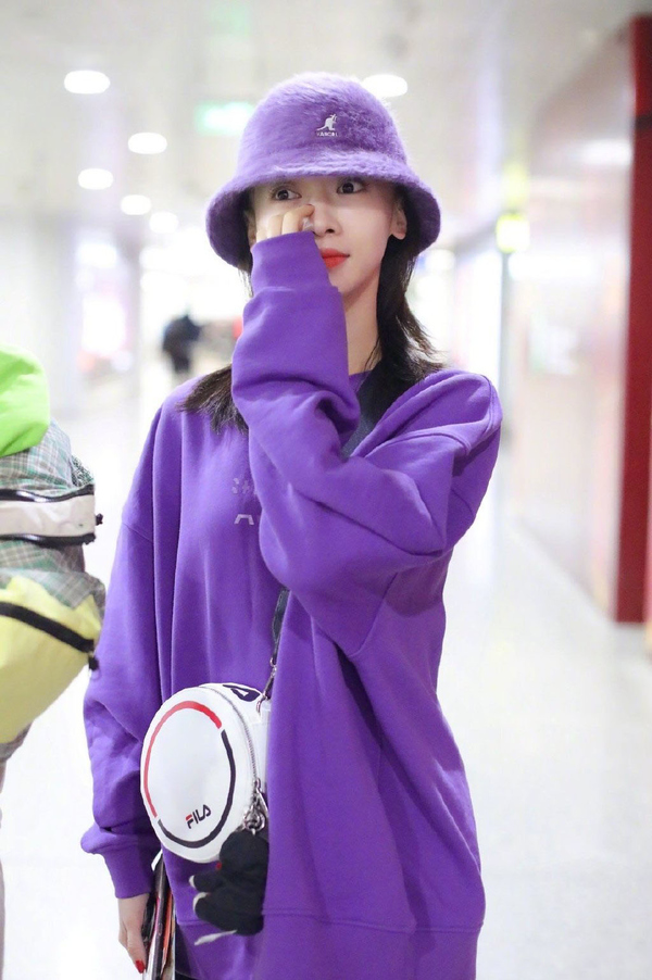 吴谨言橙色包,吴谨言短款卫衣搭配