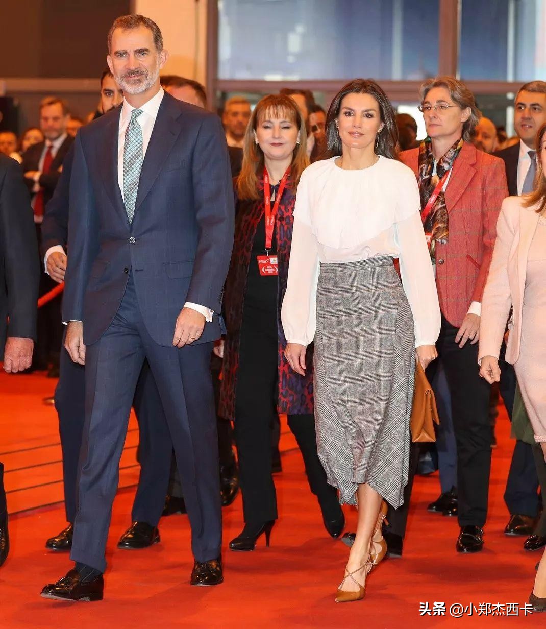 换个Logo贵10倍?!贝嫂这个联名款骗谁捏~|小郑周报