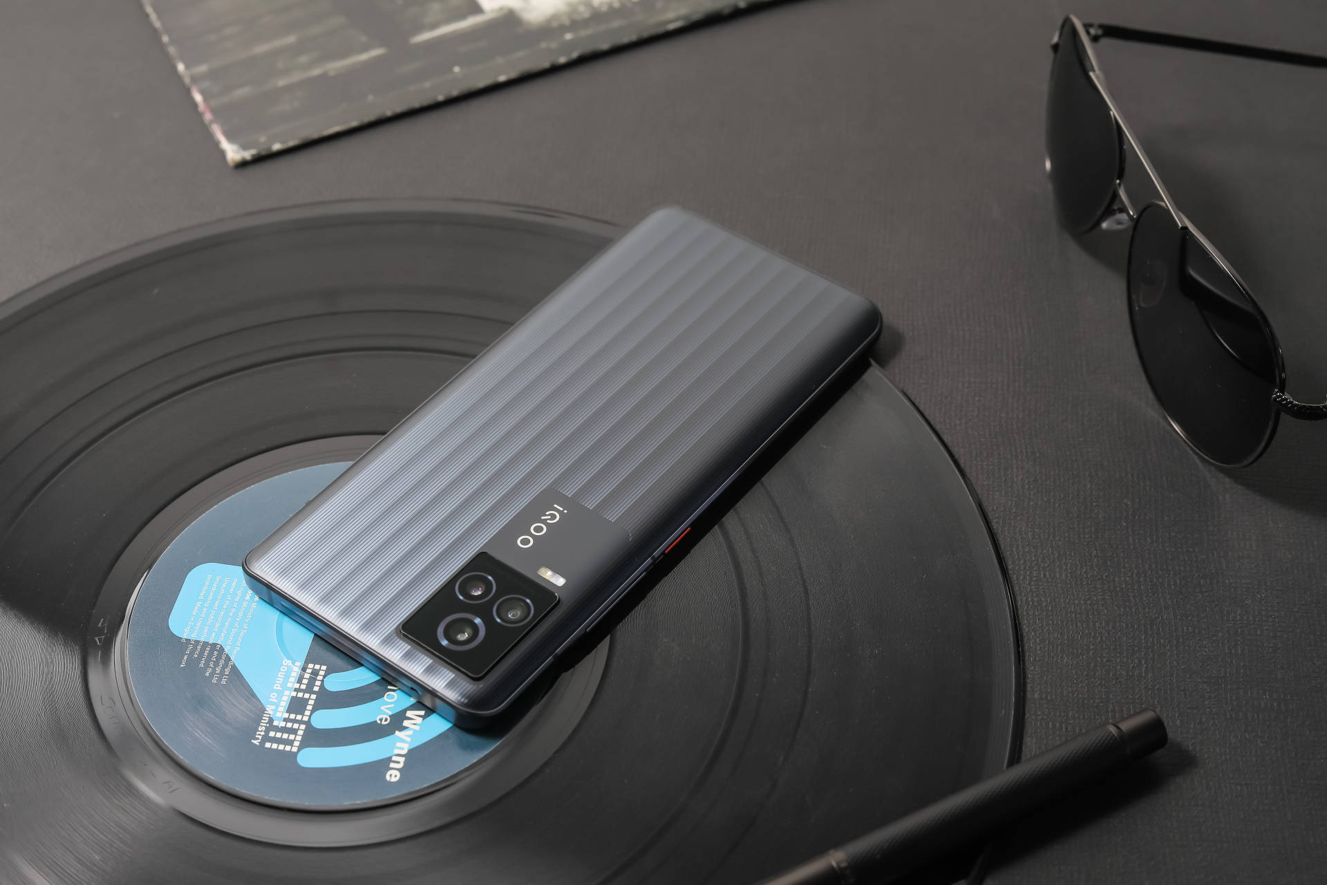 iqoo7和oppofindx3pro对比哪个好,iqoo7值得现在买吗