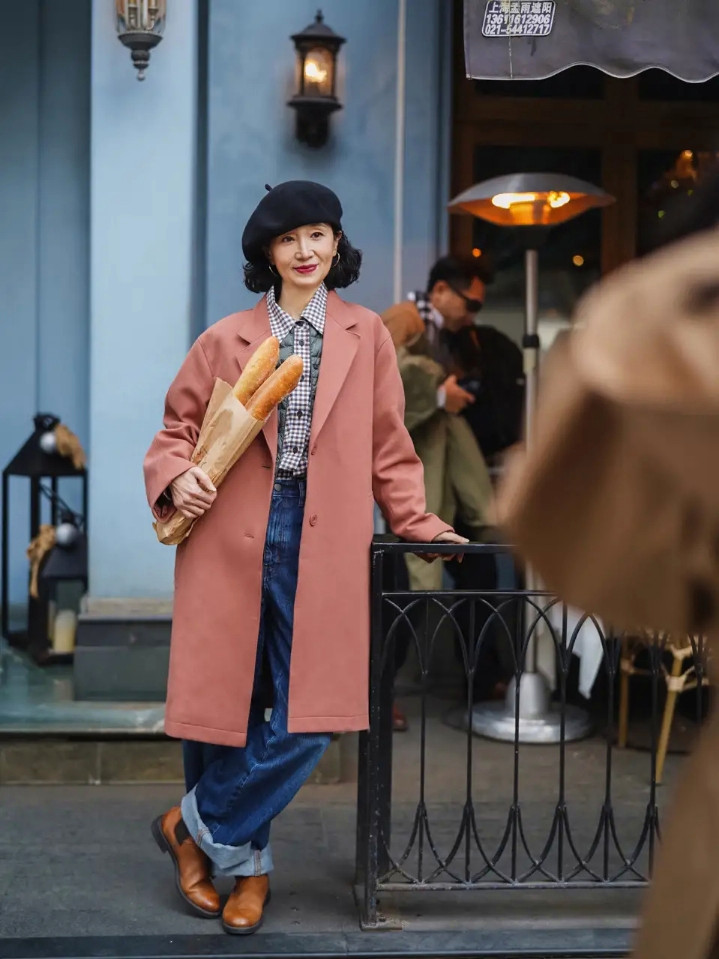 三木妈妈最新穿搭黑大衣,三木藏青色最新冬款大衣