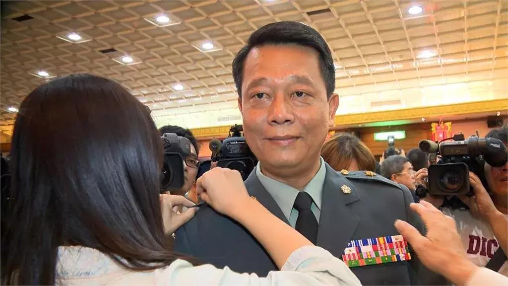 丢人丢到家！蔡英文“出访”归来专机带了9000多条*私走**烟