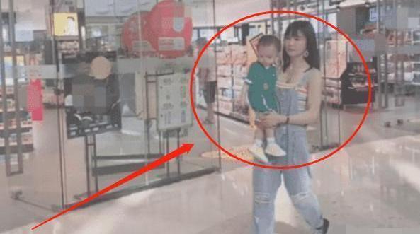 “最精致姥姥”惊现商场，和孙子胜似姐弟，网友：吃防腐剂了吧