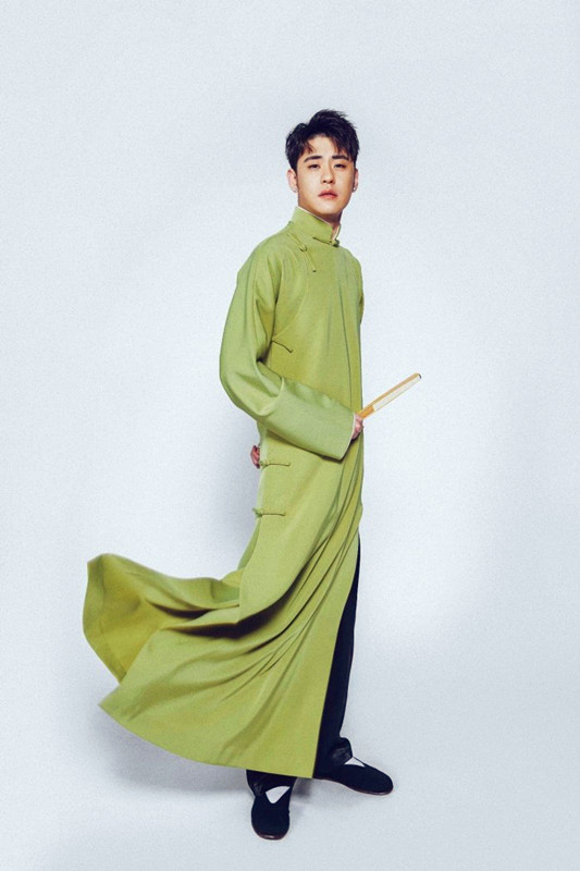 开眼了，能让女孩带着荧光棒听相声的只有他了，为啥这么火？