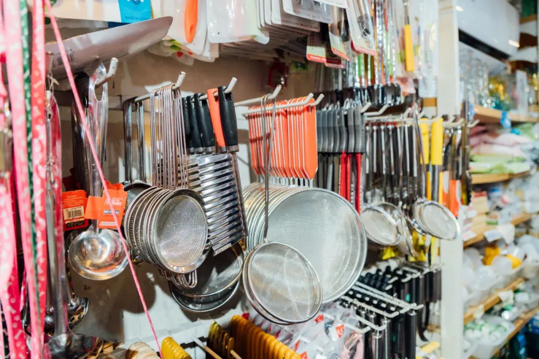 活着的两元店，2块钱能买啥？