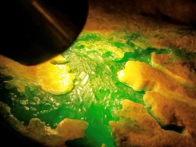 大马坎玻璃种翡翠原石图片,捡到大马坎原石