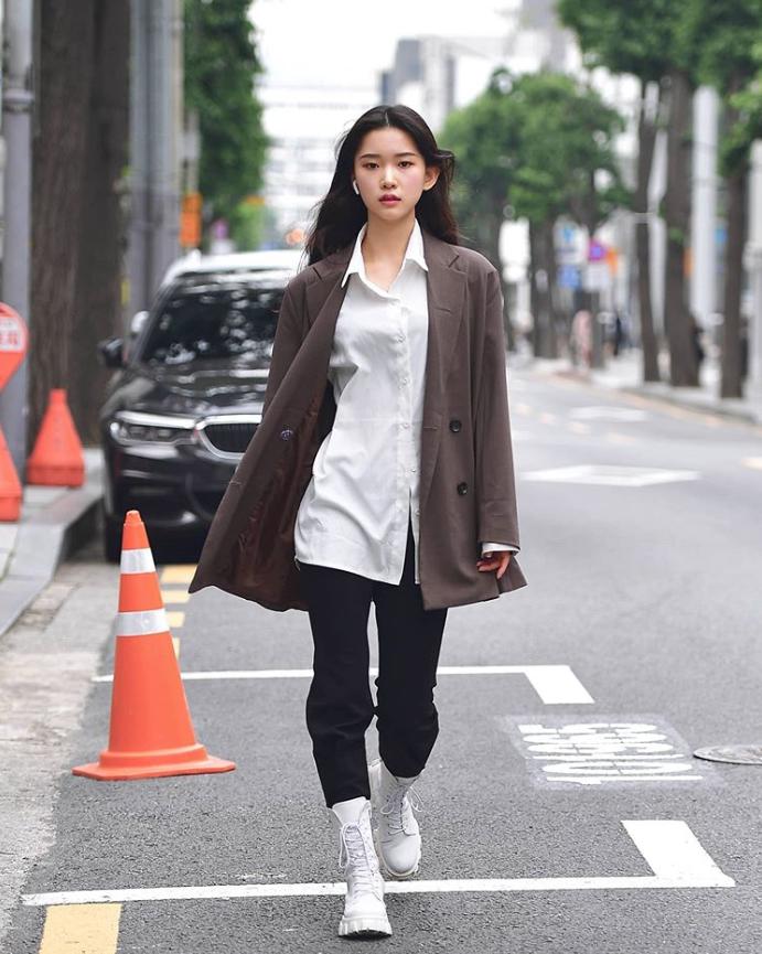 韩国女生ins西装搭配,看韩国美女街拍示范西装搭配