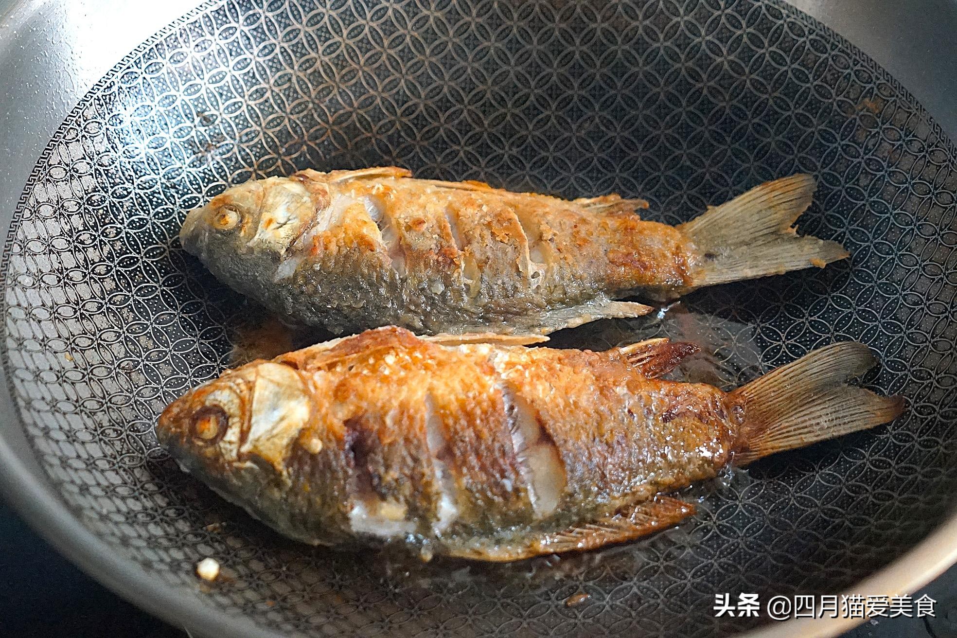 炖鲫鱼倒什么料,炖鲫鱼想放绿豆芽