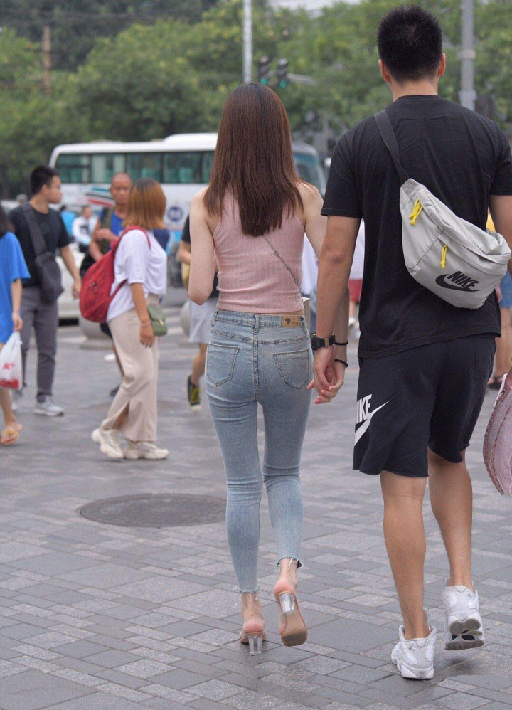 不仔细看，还以为脚踩空了，这172cm身高让人自卑吧？