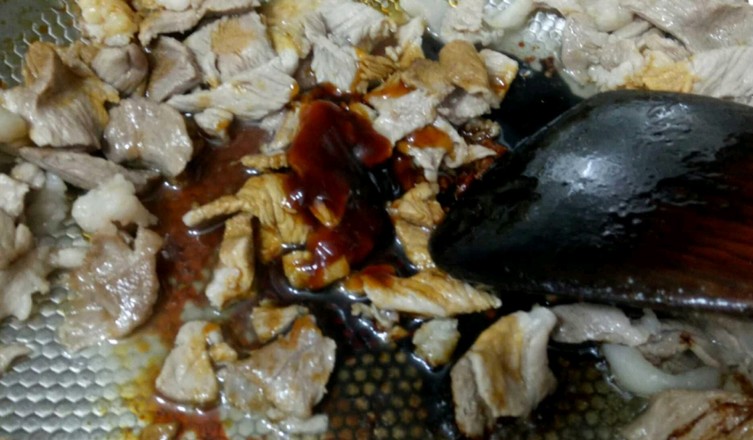 冻肉能不能水煮解冻,冻肉从冰箱里拿出来要洗吗