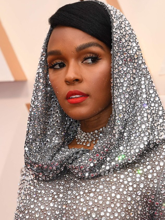 斯嘉丽约翰逊红毯合集,斯嘉丽约翰逊和未婚夫海边图片