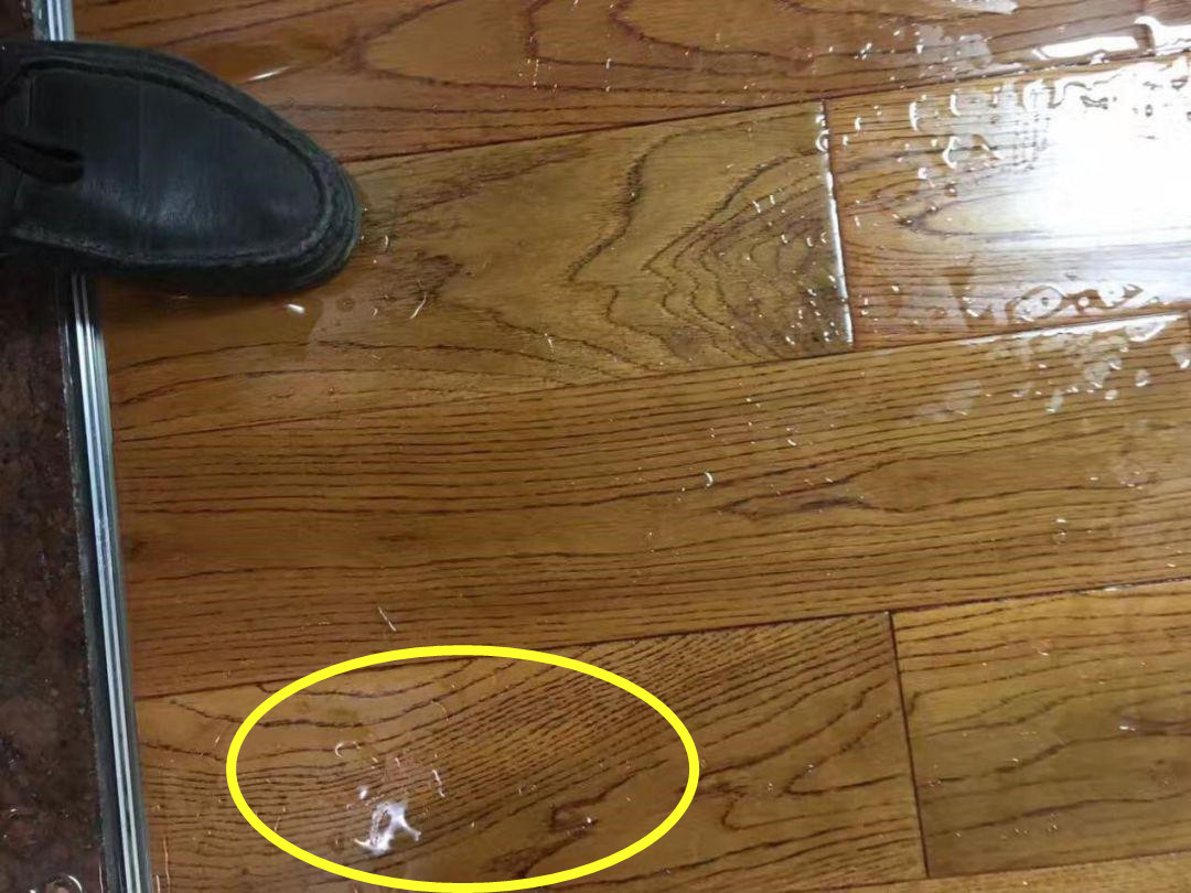 停暖后地面暖气管道出现渗水,暖气漏水地板被泡快速补救