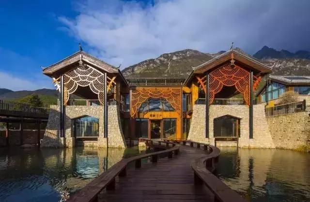 49岁大叔建石头房,50岁大叔花了2800娶个媳妇