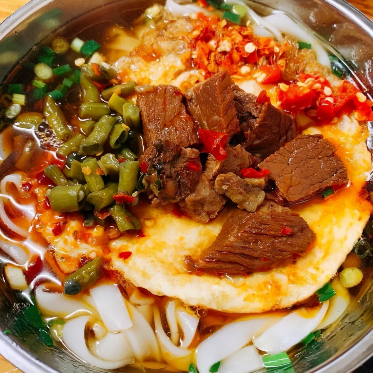 第一时间就是吃一碗广西特色米粉,湖南米粉最正宗的吃法