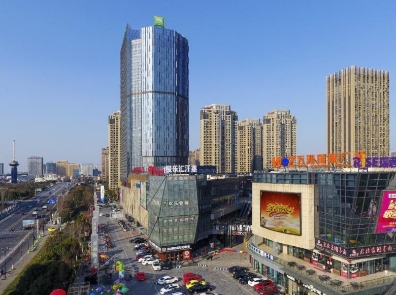 江苏又一老牌商场“走向倒闭”，曾经热闹非凡，如今商场十分萧条