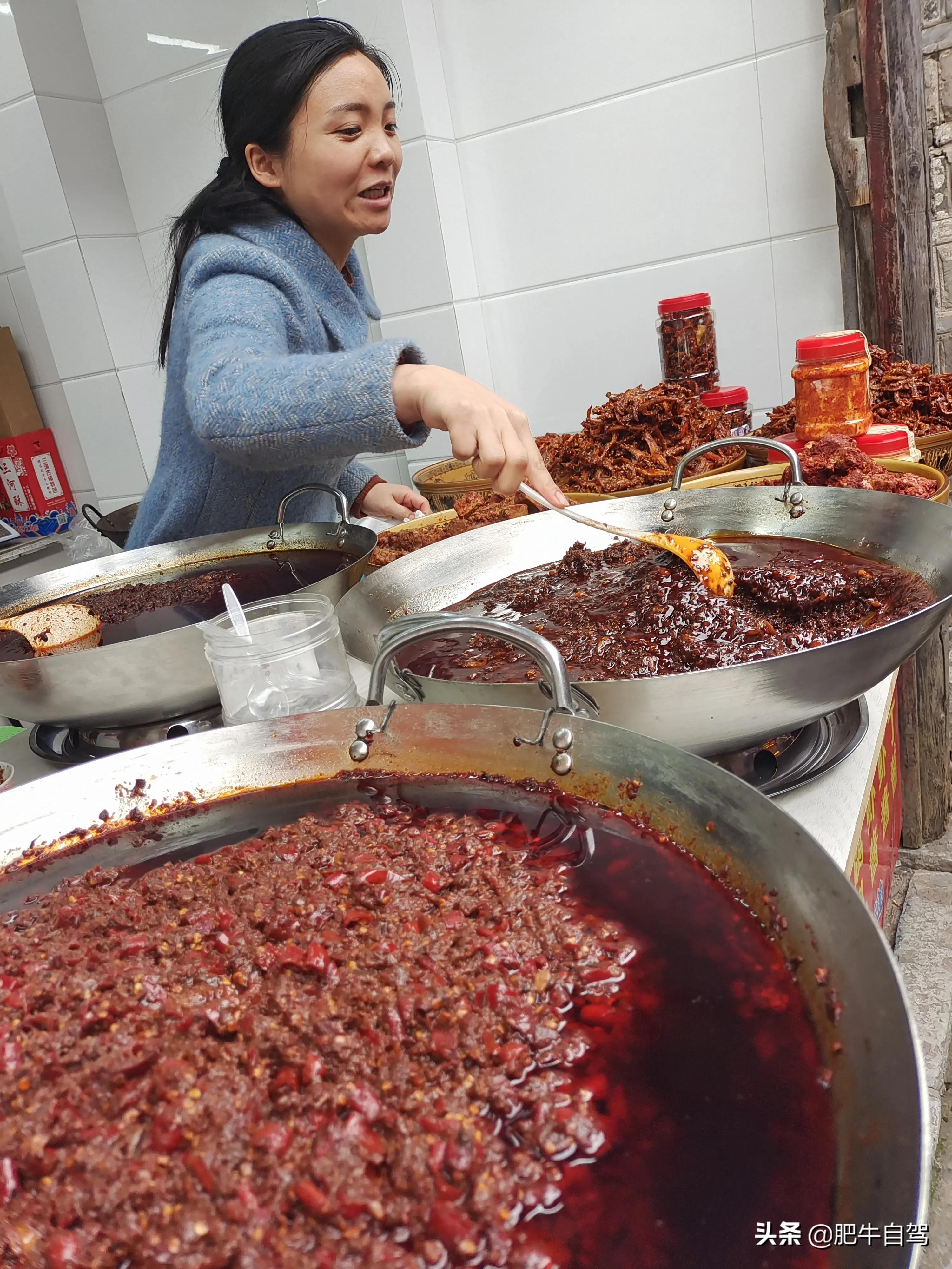 这古镇既有江南的小桥流水,更有原味的古色古香,它就是三河古镇