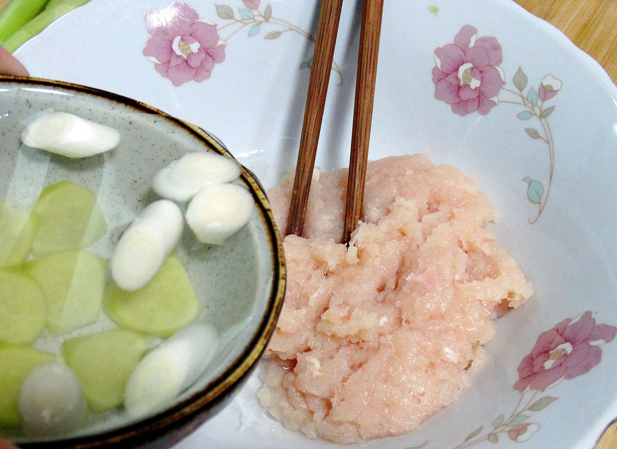 用鸡做馄饨汤怎样做才好吃,包小馄饨肉馅怎么调好吃