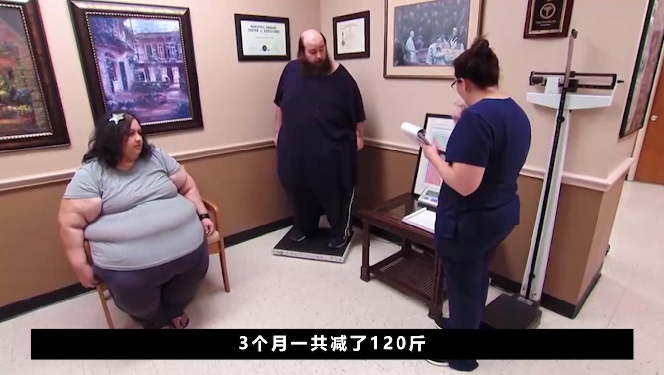 562斤妻子嫁给608斤丈夫,一天吃12顿,2年胖了180斤