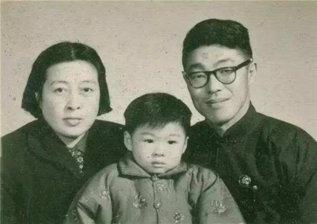 于丹被学生轰下台的视频,于丹惨遭轰下台真实原因