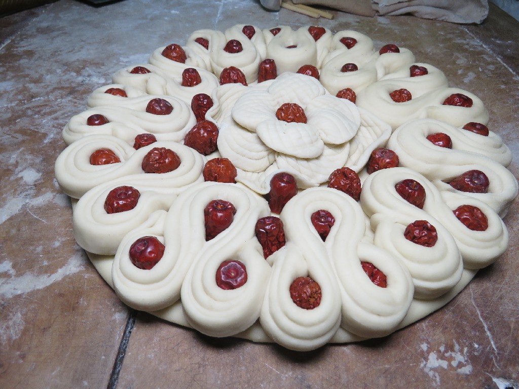 面粉别再烙饼和蒸馒头了,家里有面粉可以这样做红枣馒头