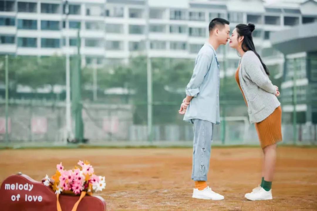 这是穷女孩最害怕的一刻，但她们扛过来了