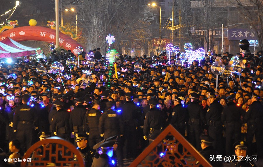 甘肃天水数万民众“上九朝观”祈福纳祥争烧头柱香!(组图)