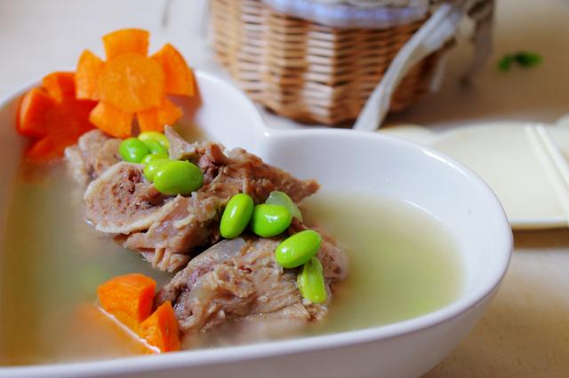 熬猪骨汤用哪些中药,猪大骨熬的白汤有什么