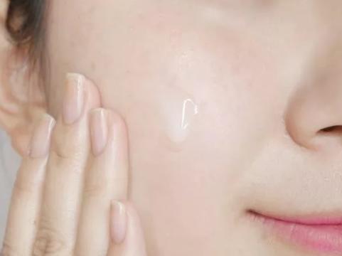 今天试试倩碧*管双**淡斑精华,看看能不能搞定陈年痘印和斑点!