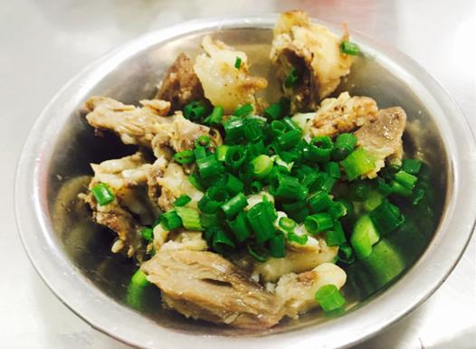 这家芋圆传承三代人的美味与记忆，店面不大，经常排队