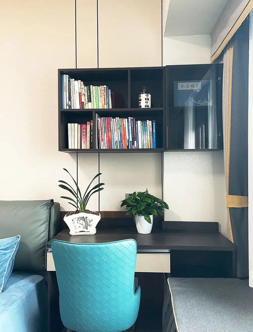 阳台改成小卧室凸出来的,阳台改成衣帽间和办公区