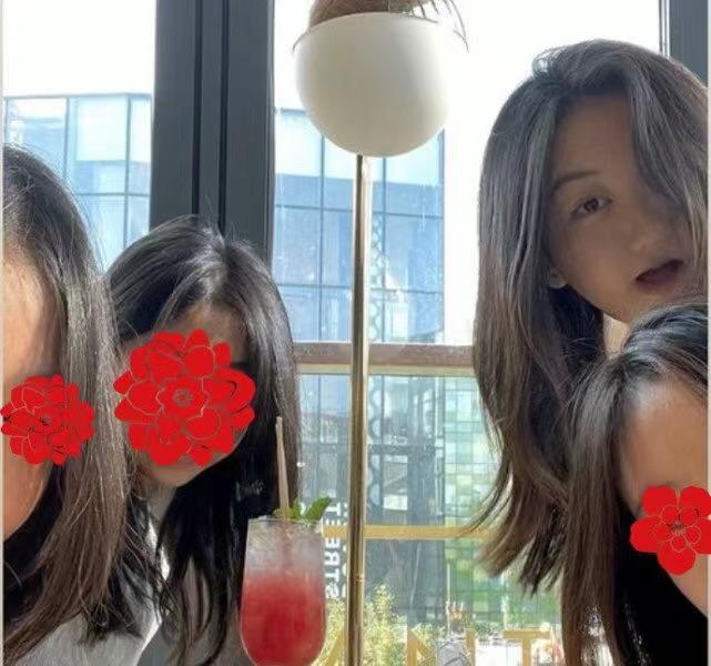 十四岁李嫣与朋友相聚穿水手服,15岁李嫣紧跟潮流