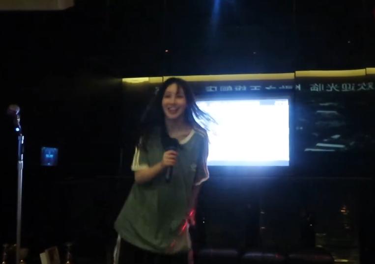 UU自曝被好友骂“婊”，如厕被大叔撞见，但她是一个好女孩？