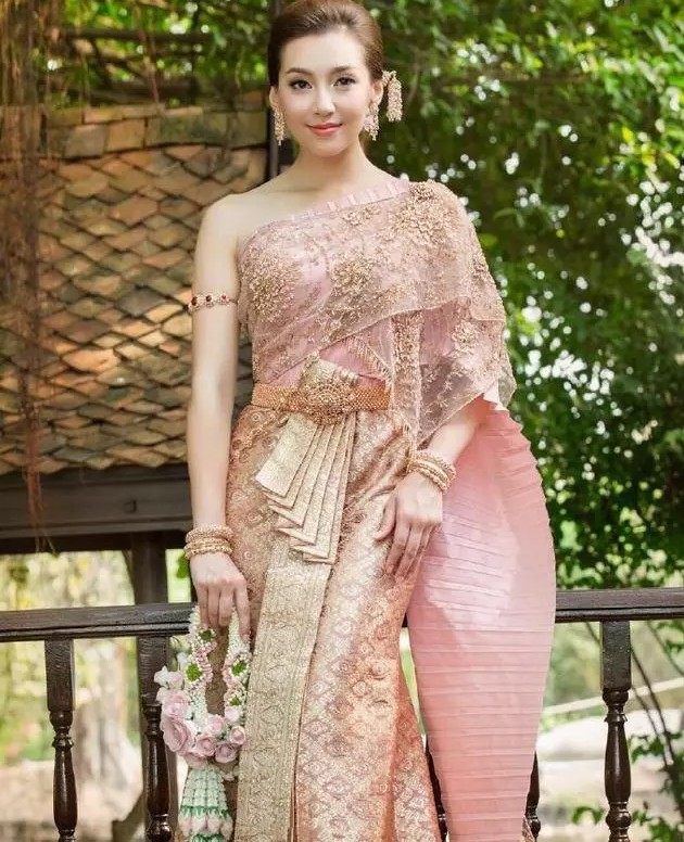 一定要试试的绝美泰国服饰,泰国女明星传统服饰