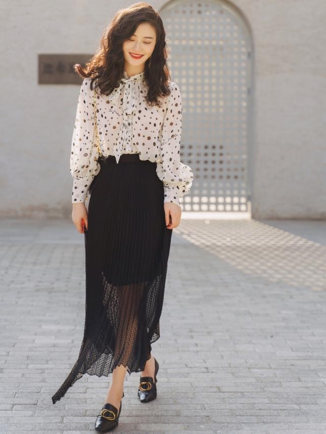 秋冬乐福鞋女款怎么搭配,秋天别穿小白鞋了今年流行乐福鞋