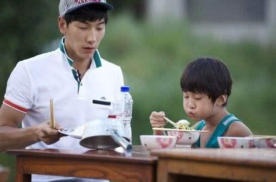 嗯哼空降《妻子3》，掉了一颗门牙还不认字，却会说“我收工了”