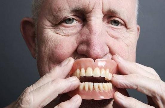 戴活动假牙的注意事项及常见问题,老人假牙最怕什么