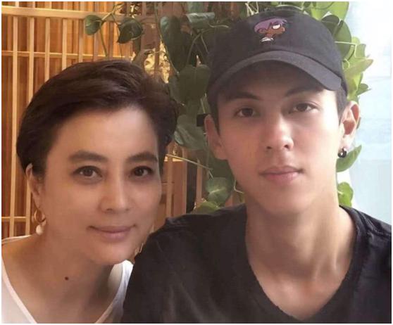 56岁女星住在房子里,五十多岁女人房间装饰