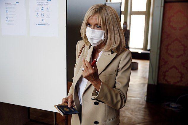 布丽吉特久违亮相,法国总统马克龙和妻子布丽吉特