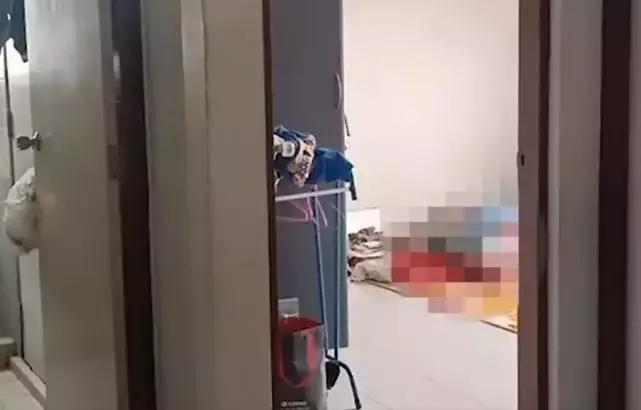 广东肇庆男子一边充电一边玩手机,泰男子