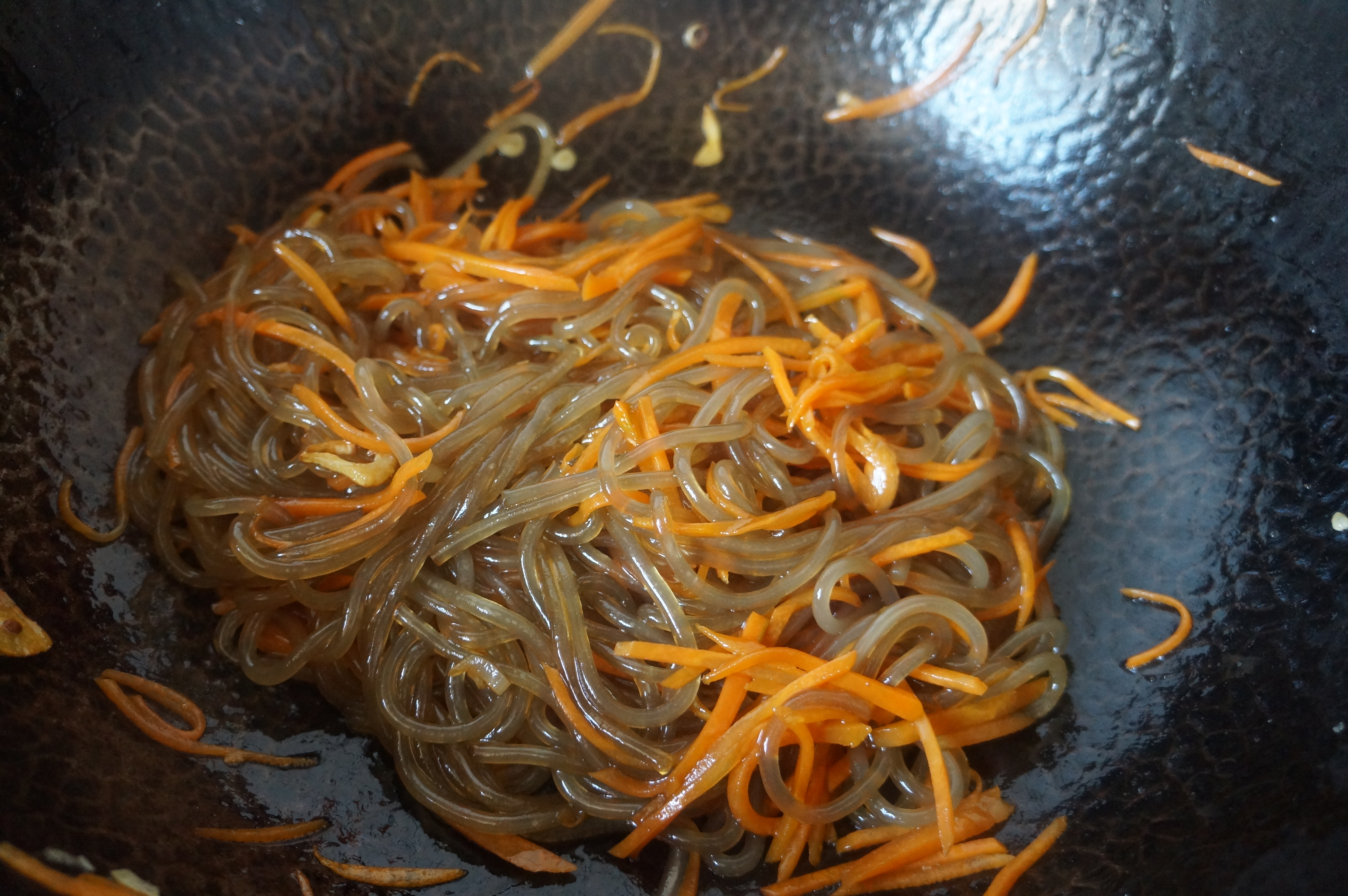 怎样炒粉条才能松散不粘锅,粉条怎么炒出来才不会粘锅